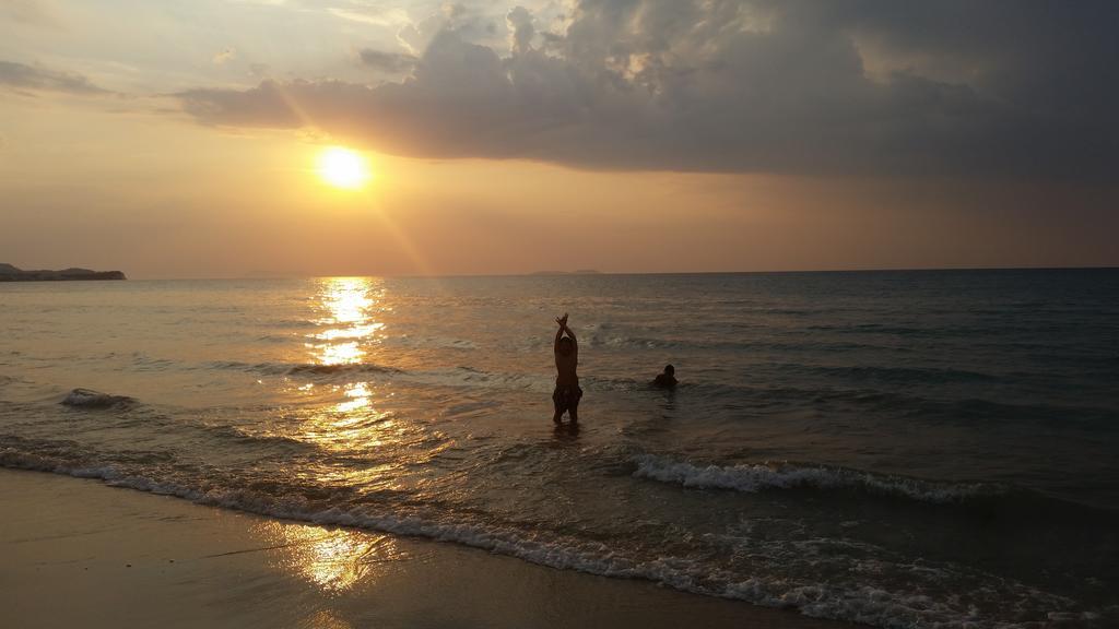 Acharavi Beach Villa ภายนอก รูปภาพ
